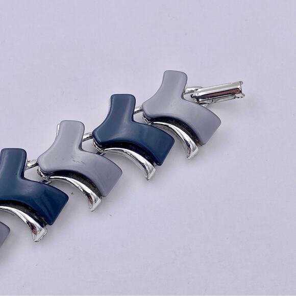 1960’s Era Vintage Charcoal and Light Grey Thermoset Lucite Bracelet - Picture 14 of 14